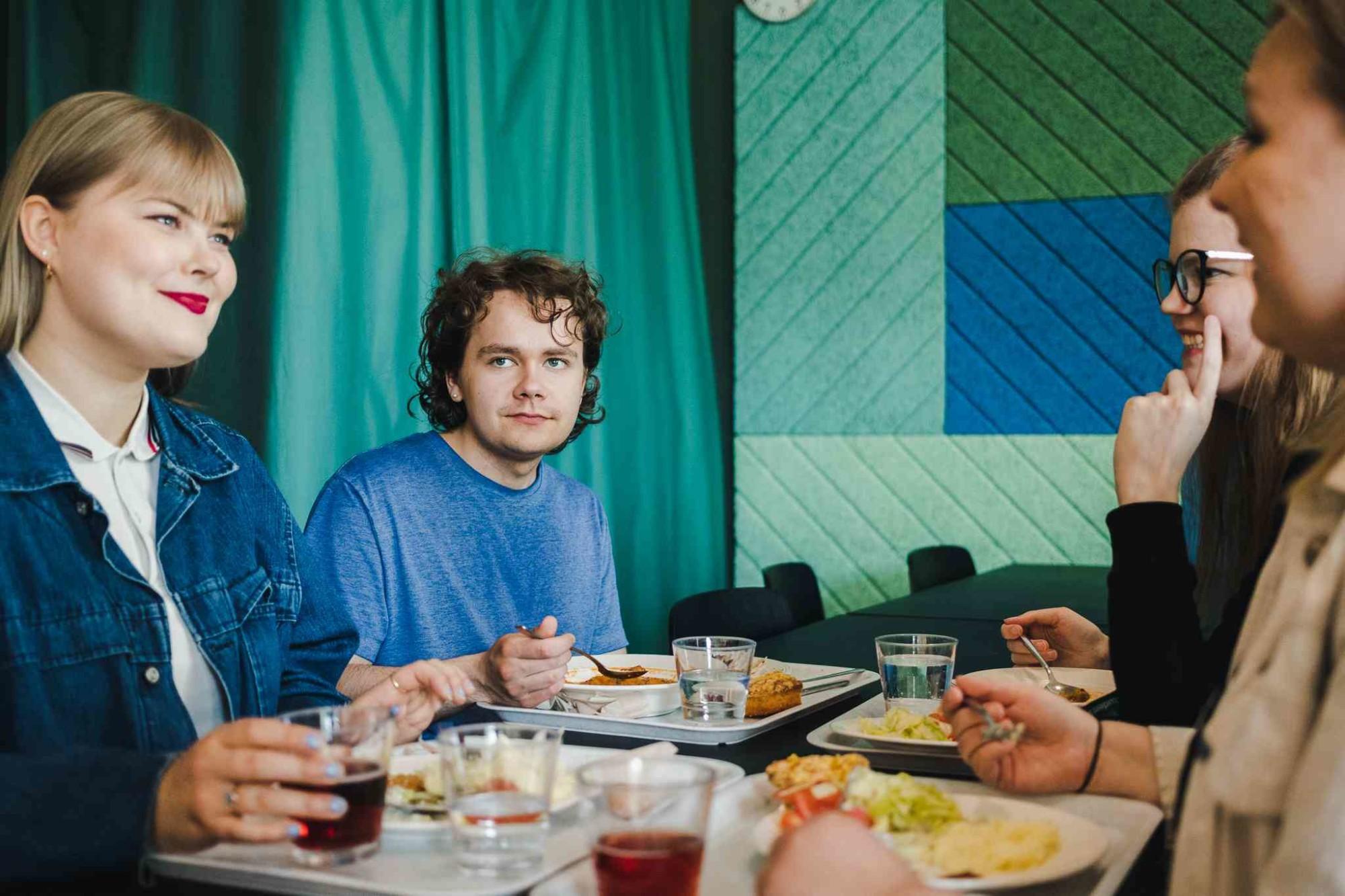 Neljä henkilöä opiskelijalounaalla Ilokivessä Jyväskylässä