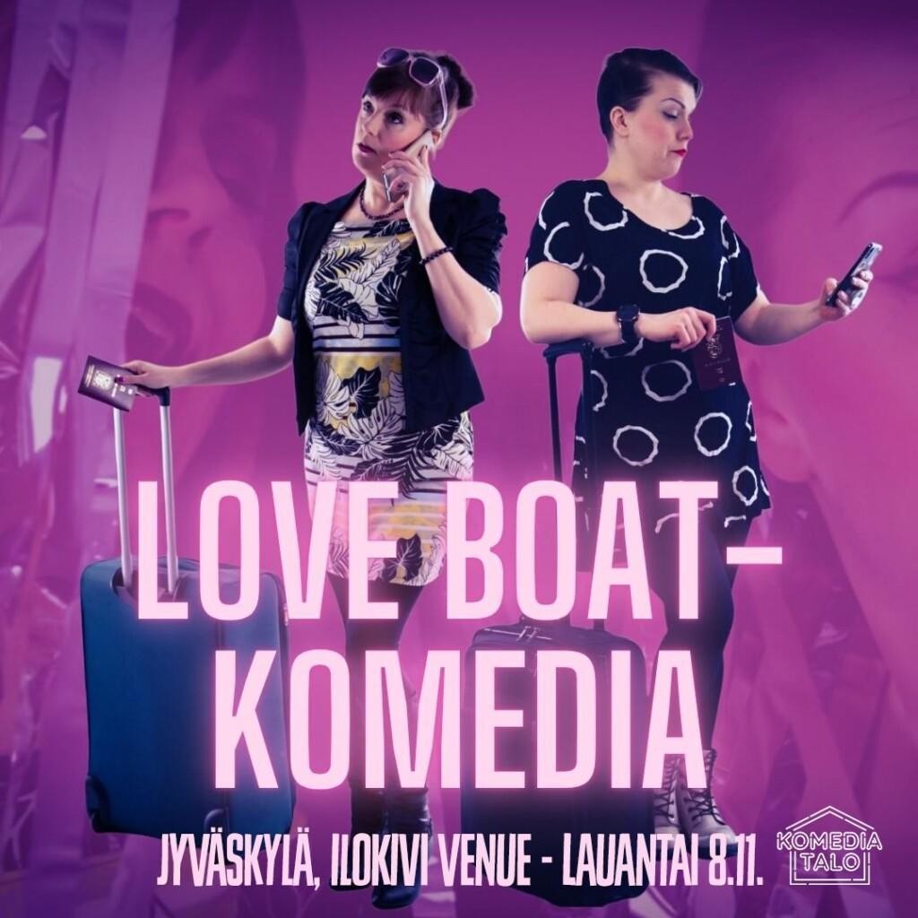 Komedian kaksi henkilöä vaaleanpunaista tasutaa vasten matkalaukkujen kanssa, edessä teskti "Love boat -komedia" neonvaloefektillä.